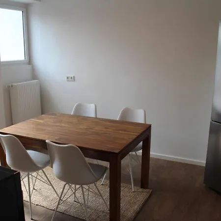 London . Chillinghouse # 9, 3 Min. Vom Ice, Netflix, Garten